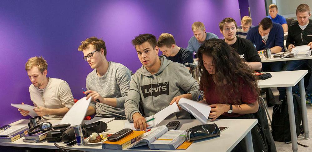 studenter sitter i et klasserom og jobber